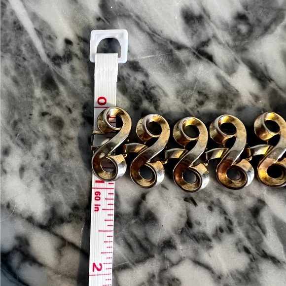 1960s Trifari Gold Tone Swirl Bracelet Fold Over clasp closure - Picture 9 of 14
